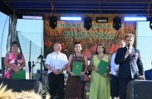 Osoby nagrodzone w konkursie i przedstawiciel władzy lokalnej 