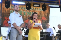 Elegancko ubrany mężczyzna i kobieta. Kobieta mówi do mikrofonu 