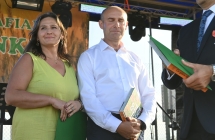 Kobieta i mężczyzna na scenie 