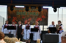 Zespół ludowy wokalno-instrumentalny na scenie dożynkowej 