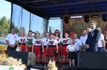 Jedno z sołectw w eleganckich - ludowych strojach na scenie 
