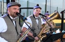 Dwoje muzyków, obydwoje śpiewają do mikrofonów 