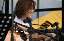 Dziewczyna grająca na gitarze 