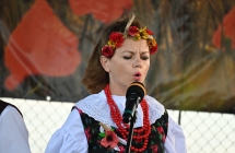 Kobieta śpiewająca do mikrofonu 
