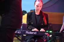 Kobieta grająca na instrumencie klawiszowym 