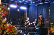 Muzycy na scenie dożynkowej 