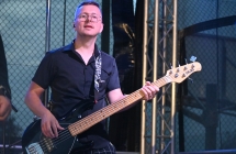 Muzyk grający na gitarze basowej 