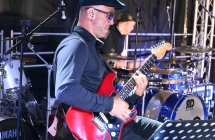 Muzyk grający na gitarze elektrycznej na scenie 