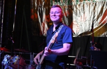 Muzyk na scenie. Gra na gitarze basowej 