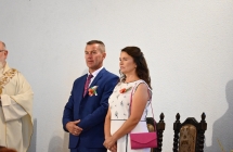 Kobieta i mężczyzna stojący w specjalnych miejscu w kościele 