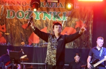 Zespół muzyczny na scenie 