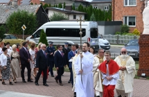 Procesja dożynkowa wchodząca do kościoła 