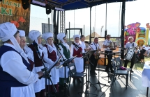Zespół wykonujący piosenkę na scenie 