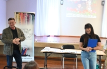 Mężczyzna i kobieta na tle sceny. 