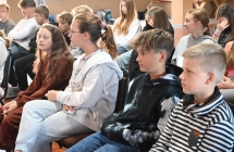 Kilkoro młodych ludzi słuchających prelekcji 