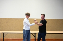 Mężczyzna i młody chłopak podczas lekcji samoobrony 