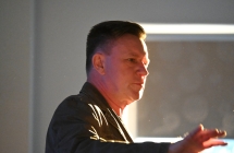 Mężczyzna pokazujący chwyty samoobrony 