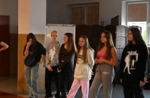 Kilka młodych dziewczyn oglądających lekcję samoobrony 