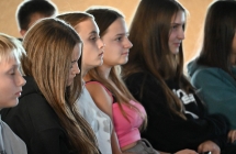 5 dziewczyn słuchających gościa wieczoru 