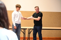 Mężczyzna i chłopiec podczas lekcji samoobrony 