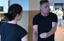 Mężczyzna i młoda dziewczyna podczas pokazu lekcji samoobrony 