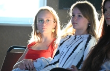 Trzy młode dziewczyny słuchające mężczyzny 