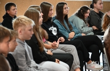 Grupa młodzieży obserwujących mężczyznę 