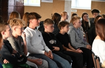 Grupa młodych osób 