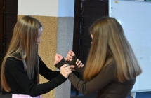 Dwie nastolatki trenujące chwyty z samoobrony 