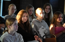 Grupa młodzieży słuchająca prelekcji gościa 