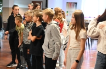 Młodzież podczas dzielenia się na grupy