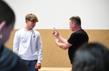 Mężczyzna i młody chłopak podczas pokazu lekcji samoobrony 