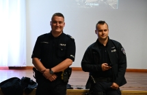 Dwoje uśmiechniętych mężczyzn w mundurach policyjnych 