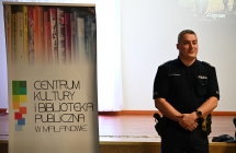 Uśmiechnięty mężczyzna w mundurze policyjnym