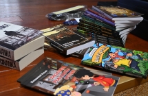 Kilkadziesiąt książek ułożonych na scenie 