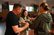 Mężczyzna pokazujący dwóm dziewczynom chwyty samoobronne 