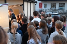 Młodzież zwiedzająca wóz policyjny 