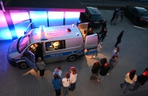 Młodzież wraz z opiekunami oglądający wóz policyjny