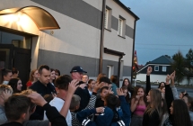 Policjanci wraz z grupą młodzieży przy wozie policyjnym