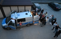 Młodzież przy wozie policyjnym 