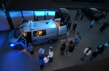 Młodzież przy wozie policyjnym 