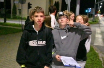 Młodzież podczas gry terenowej