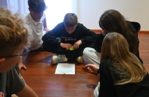 Młody mężczyzna próbujący rozczytać zagadkę 