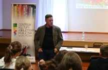 Mężczyzna mówiący do młodzieży