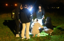 Młodzież podczas gry terenowej