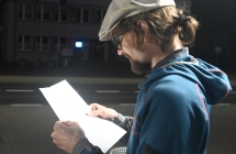 Mężczyzna sprawdzający szyfry na kartce 