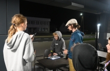 Dzieci wraz z mężczyzną podczas odgadywania zagadek 