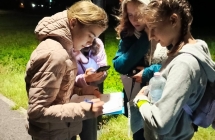 Młodzież podczas gry terenowej