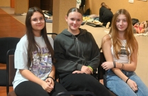 Trzy młode dziewczyny z uśmiechem na twarzach 