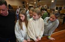 Trzy dziewczyny i mężczyzna - podczas rozwiązywania zagadki 